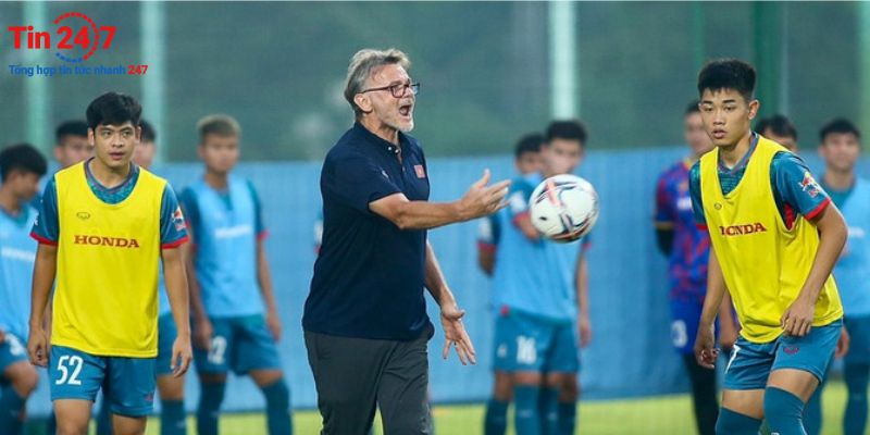 HLV Troussier chưa thể hài lòng với U23 Việt Nam bất kể chiến thắng 6-0